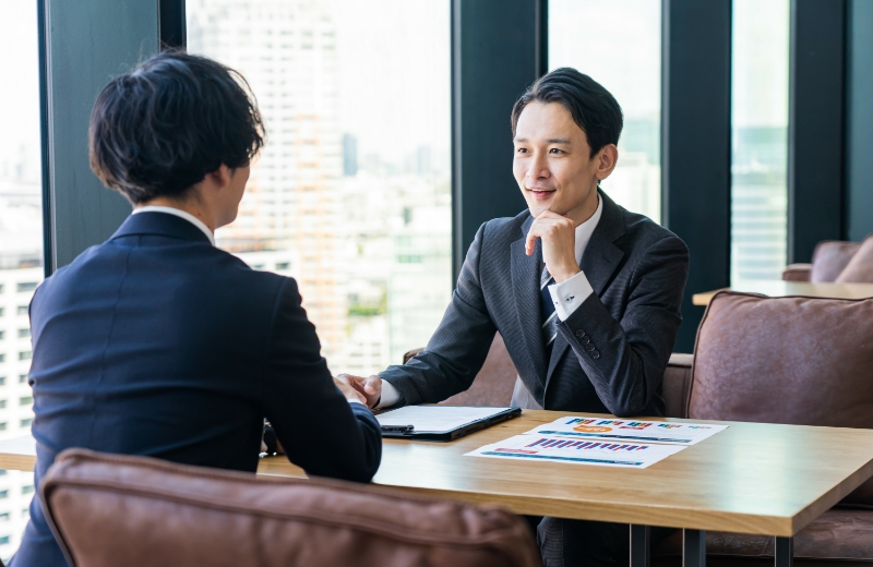 スーツの男性が打ち合わせしている